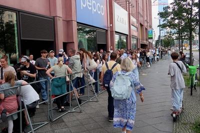 25.07.2025, LABUBU, Verkauf der Stoffpuppen im ersten station?ren Laden in Berlin, im Alexa Shoppingcenter, mehrere Stun-stock-foto
