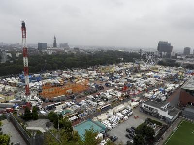 cntv Uebersicht von obem auf den Hamburger Sommerdom Fahrgeschaefte Bunden Imbisse auf dem Heiligengeistfeld in Hamburg vom 25. Juli bis 24. August 2025 Der Sommerdom auf dem Heiligengeistfeld startet heute bei bedeckten Himmel und leichten Regen.Der Hamburger Dom ist ein jeweils auf dem Heiligengeistfeld in Hamburg durchgef?hrtes Volksfest im Fruehling Sommer Winter Hamburg Deutschland *** cntv Overview of obem on the Hamburg Summer Cathedral Rides Bunden Snacks on the Heiligengeistfeld in Hamburg from July 25 to August 24, 2025 The Summer Cathedral on the Heiligengeistfeld starts today under cloudy skies and light rain The Hamburg Cathedral is a folk festival held on the Heiligengeistfeld in Hamburg in spring summer winter Hamburg German-stock-foto