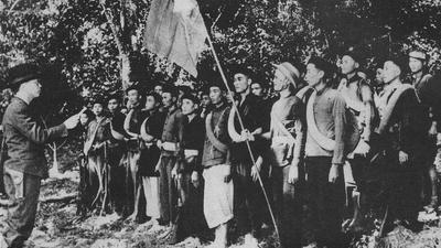 Vietnam: Vo Nguyen Giap addresses a small group of nascent Viet Miinh forces somewhere in Viet Bac c. 1942 Việt Minh (-stock-foto