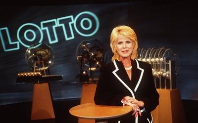 Bildnummer: 56832408  Datum: 01.08.1996  Copyright: imago/teutopressKarin Tietze-Ludwig ( Lotto-Moderatorin) 08/96 am Frau Fernsehen TV Moderation blond seri?s Jacke schwarz Tisch stehend aufst?tzend Studio Lottoziehungsger?t Dekoration Logo quer halb neutral People G xcb x0x 1996 quer  56832408 Date 01 08 1996 Copyright Imago  Karin Tietze Ludwig Lotto Presenter 08 96 at Woman Television TV Moderation blond seriously Jacket Black Table standing aufst?tzend Studio Lotto drawing device Decoration emblem horizontal half neutral Celebrities G  x0x 1996 horizontal-stock-foto