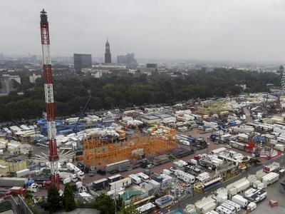 cntv Uebersicht von obem auf den Hamburger Sommerdom Fahrgeschaefte Bunden Imbisse auf dem Heiligengeistfeld in Hamburg vom 25. Juli bis 24. August 2025 Der Sommerdom auf dem Heiligengeistfeld startet heute bei bedeckten Himmel und leichten Regen.Der Hamburger Dom ist ein jeweils auf dem Heiligengeistfeld in Hamburg durchgef?hrtes Volksfest im Fruehling Sommer Winter Hamburg Deutschland *** cntv Overview of obem on the Hamburg Summer Cathedral Rides Bunden Snacks on the Heiligengeistfeld in Hamburg from July 25 to August 24, 2025 The Summer Cathedral on the Heiligengeistfeld starts today under cloudy skies and light rain The Hamburg Cathedral is a folk festival held on the Heiligengeistfeld in Hamburg in spring summer winter Hamburg German-stock-foto