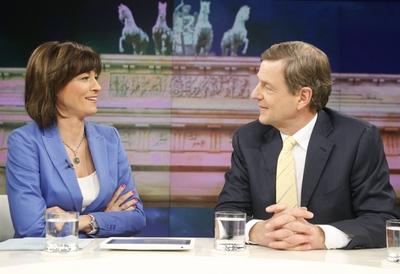 Maybrit Illner (Moderation) mit Claus Kleber (ZDF-Moderator und Autor) in der Talk-Show maybrit illner am 11.04.2013 in-stock-foto
