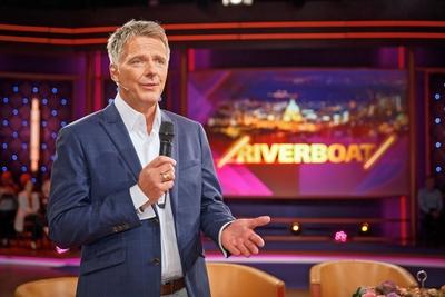 MDR - Riverboat. Moderator J?rg Pilawa anl??lich der Aufzeichnung der MDR - Talkshow Riverboat am 03.11.2017 im Studio-stock-foto