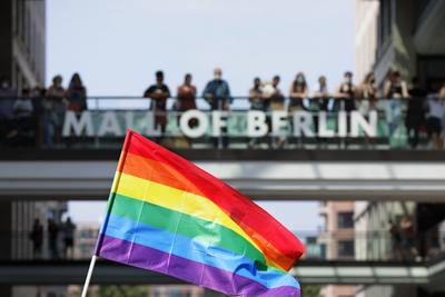 Berliner CHRISTOPHER STREET DAY 2021 - CSD - Am 24. Juli 2021 zieht der CSD in Berlin unter dem Motto SAVE OUR COMMUNITY-stock-foto