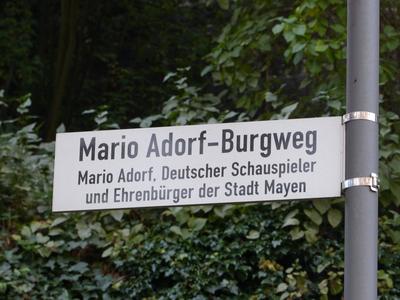 Themenfoto: Gedenkschild, Mario Adorf, 25.02.2020 Strassenschild Mario.Adorf-Burgweg in Mayen, Themenfoto: Gedenkschild,-stock-foto