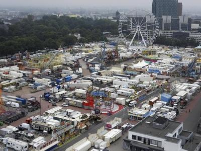 cntv Uebersicht von obem auf den Hamburger Sommerdom Fahrgeschaefte Bunden Imbisse auf dem Heiligengeistfeld in Hamburg vom 25. Juli bis 24. August 2025 Der Sommerdom auf dem Heiligengeistfeld startet heute bei bedeckten Himmel und leichten Regen.Der Hamburger Dom ist ein jeweils auf dem Heiligengeistfeld in Hamburg durchgef?hrtes Volksfest im Fruehling Sommer Winter Hamburg Deutschland *** cntv Overview of obem on the Hamburg Summer Cathedral Rides Bunden Snacks on the Heiligengeistfeld in Hamburg from July 25 to August 24, 2025 The Summer Cathedral on the Heiligengeistfeld starts today under cloudy skies and light rain The Hamburg Cathedral is a folk festival held on the Heiligengeistfeld in Hamburg in spring summer winter Hamburg German-stock-foto
