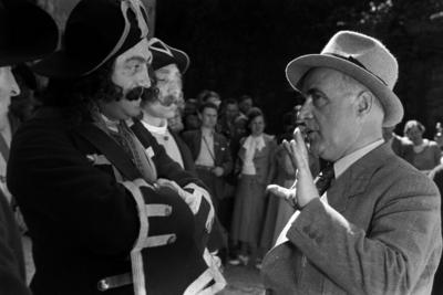 Dreharbeiten zum Film Liselotte von der Pfalz Hans St?we als Herzog Philippe von Orleans im Gespr?ch mit Regisseur Carl-stock-foto