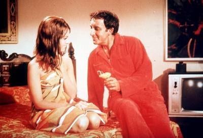 Bildnummer: 54387179  Datum: 21.04.1968  Copyright: imago/United Archivesder partyschreck (1968) Der sanftm?tige, aber tolpatschige indische Filmstatist Hrundi (PETER SELLERS), der Ungl?ck geradezu magisch anzieht, ger?t durch Zufall in die Party eines Hollywood-Produzenten und verwandelt dessen Villa unbeabsichtigt in ein Tollhaus ... Szene mit CLAUDINE LONGET - Michele Monet 32385 , 04kpaparty1 People Entertainment querBildnummer 54387179 Date 21 04 1968 Copyright Imago United Archives the Party Schreck 1968 the gentle but clumsy Indian Filmstatist  Peter Sellers the Misfortune positively magical attracts Device through Coincidence in the Party a Hollywood Producers and transforms it Villa  in a Toll house Scene with Claudine Longet Michele Monet  04kpaparty1 Celebrities Entertainment horizontal-stock-foto