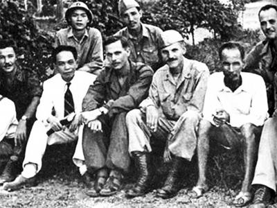 Vietnam: Indistinct but historically significant pictures of Vo Nguyen Giap and Ho Chi Minh with American OSS officers i-stock-foto
