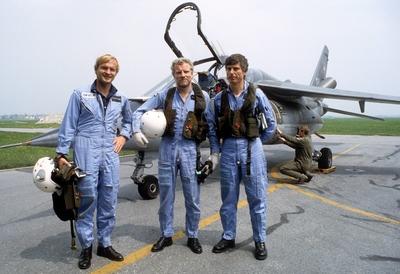 Bildnummer: 55175775  Datum: 01.05.1983  Copyright: imago/Sven SimonAstronauten Ulf Merbold (re.), Reinhard Furrer (Mitte) und Ernst Messerschmid vor einem Trainingsflugzeug 017 People kbdia xmk 1983 quer  o0 Wissenschaft, Raumfahrt, Astronaut, Ausbildung,Bildnummer 55175775 Date 01 05 1983 Copyright Imago Sven Simon Astronauts Ulf Merbold right Reinhard Furrer centre and Ernst Messerschmid before a Training aircraft  Celebrities Kbdia xmk 1983 horizontal o0 Science Space Astronaut Training-stock-foto