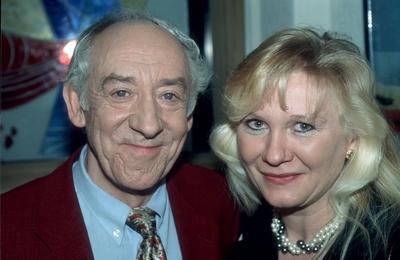 Dieter Hallervorden mit Ehefrau Elena 03/00 urb Studium der Romanistik, Publizistik u. Theaterwissenschaften Sprecher S-stock-photo