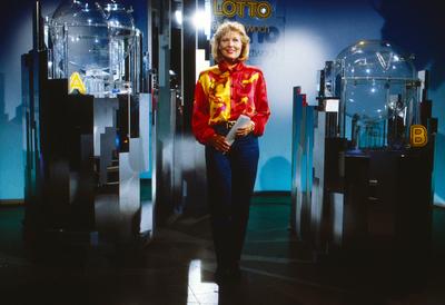 Elke Kast, deutsche Fernsehansagerin, im Studio vom Mittwochslotto des ZDF in Mainz, Deutschland um 1988. Copyright: Ha-stock-foto