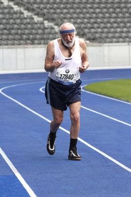 Dieter Hallervorden Fototermin am Set zum Film Sein letztes Rennen im Olympiastadium, Berlin Foto:xA.xBuggex/xFuturexIm-stock-foto