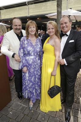 Johann Lafer mit Ehefrau Silvia Lafer, Wolfram Kons mit Ehefrau Alexa Kons-stock-foto