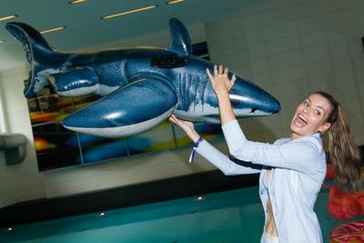 Charity Promi Swim Event 2024 zugunsten von Kindeswohl-stock-foto