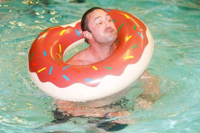 Charity Promi Swim Event 2024 zugunsten von Kindeswohl-stock-foto