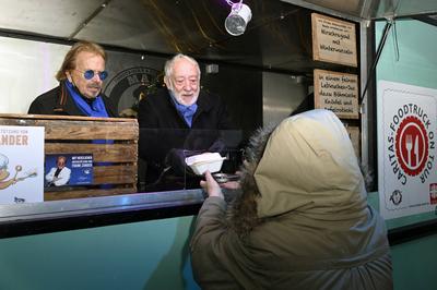 Frank Zander und Dieter Hallervorden verteilen Essen und Geschenke aus dem Food Truck an Obdachlose und Bed?rftige. Ber-stock-foto