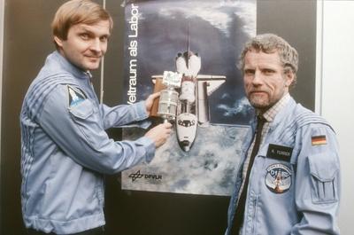 Bildnummer: 57916789  Datum: 01.02.1984  Copyright: imago/teutopressReinhard Furrer (re.) mit Ernst Messerschmid 02/84 stroe Dr. Reinhard Furrer (re.) und Dr. Ernst Messerschmid im Februar 1984 deutsch deutscher ?sterreicher ?sterreichischer deutsch?sterreichischer Deutsch?sterreicher Mann Wissenschaft Wissenschaftler Wissenschaftsastronaut Deutsche Forschungs- und Versuchsanstalt f?r Luft- und Raumfahrt Raumfahrttechnik DFVLR M?nner Physiker Space Shuttle Challenger NASA Mision D1 US Raumf?hre ESA Spacelab german austrian science astronaut astronauts quer halb stehend l?chelnd Modell People xdp x0x 1984 quer  57916789 Date 01 02 1984 Copyright Imago  Reinhard Furrer right with Ernst Messerschmid 02 84 Stroe Dr Reinhard Furrer right and Dr Ernst Messerschmid in February 1984 German German Austrians Austrian   Man Science Scientists Scientist-astronaut German Research and Laboratory for Air and Space Space technology DFVLR Men Physicist Space Shuttle CHALLENGER NASA  D1 U.S. Space shuttle ESA Spacelab German Austrian Science Astronaut astronauts horizontal half standing smiling Model Celebrities XDP x0x 1984 horizontal-stock-foto