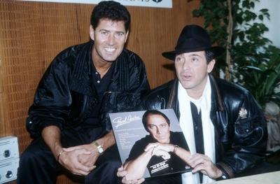 Paul Anka (re.) und Jack White 11/87 rag Mann S?nger Gesang Musik Pop dunkelhaarig kurzhaarig leger halb quer l?chelnd-stock-foto