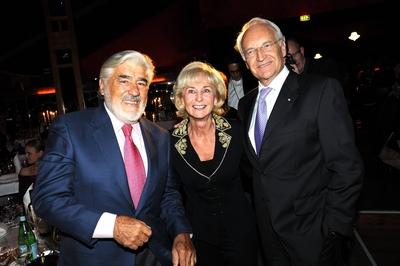 Bildnummer: 52755130  Datum: 30.10.2008  Copyright: imago/LindenthalerSchauspieler Mario Adorf (li.) und Edmund Stoiber (Deutschland/CSU) mit Ehefrau Karin anl?sslich der Er?ffnung des Teatro-Varietes in M?nchen, Personen , optimistisch , Highlight , premiumd; 2008, M?nchen, Variete, Film, Politik, Frau, Familie; , quer, Kbdig, Gruppenbild, close, Randbild, PeopleBildnummer 52755130 Date 30 10 2008 Copyright Imago Linden Thaler Actor Mario Adorf left and Edmund Stoiber Germany CSU with Wife Karin during the Opening the Teatro Variety in Munich People optimistic Highlight premiumd 2008 Munich Variety Film politics Woman Family horizontal Kbdig Group photo Close Edge image Celebrities-stock-foto