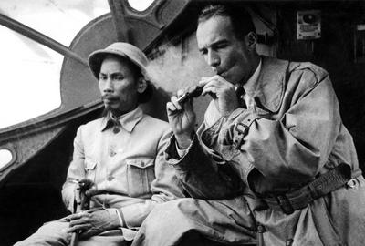 Vietnam: Ho Chi Minh, president of the Democratic Republic of Vietnam, and Jean Sainteny, the French representative in N-stock-foto