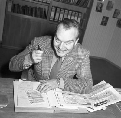 Hans Richter Der deutsche Schauspieler Hans Richter beim Ausf?llen seines Lottoscheins Deutschland-stock-foto