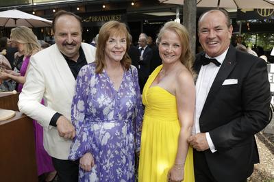 Johann Lafer mit Ehefrau Silvia Lafer, Wolfram Kons mit Ehefrau Alexa Kons-stock-foto