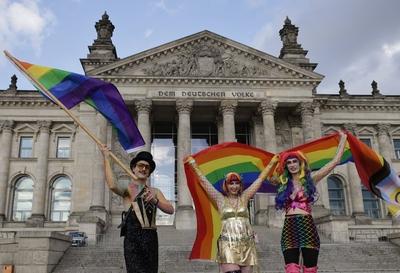 Deutschland, Berlin, Demonstration vor dem Bundestag, Regenbogenflagge vor dem Bundestag *** Germany, Berlin, Demonstrat-stock-foto