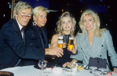 Bildnummer: 56761702  Datum: 01.12.1991  Copyright: imago/teutopressv.li.: Horst Jansen mit Ehefrau, Tina Ruland und Christiane Kr?ger 12/91 nou quer halb sitzend festlich fr?hlich l?chelnd Glas Bier Alkohol ansto?end People 01 xmk x0x 1991 quer  56761702 Date 01 12 1991 Copyright Imago teutopress V left Horst Jansen with Wife Tina Ruland and Christiane Kruger 12 91 Nou horizontal half seated festive cheerful smiling Glass Beer Alcohol ansto?end Celebrities 01 xmk x0x 1991 horizontal-stock-foto