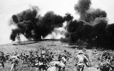 RECORD DATE NOT STATED Vietnam: Viet Minh forces advancing against a French position, Dien Bien Phu, May 1954 The import-stock-photo