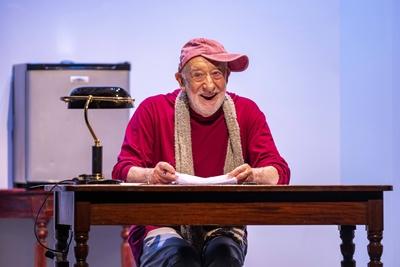 Fotoprobe Theaterstück Love Letters mit Dieter Hallervorden, Theater: Dieter Hallervorden spielt als Andrew zusammen mit-stock-foto
