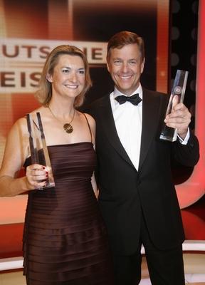 Preistr?ger Autorin Angela Anderson und Claus Kleber pr?sentiert seinen Preis, beste Reportage, Verleihung des Deutsche-stock-foto