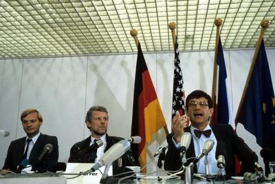 Bildnummer: 52418602  Datum: 15.11.1985  Copyright: imago/Sven SimonAstronaut Reinhard Alfred Furrer (Mitte) und Bundesforschungsminister Heinz Riesenhuber (re., Deutschland/CDU) , Personen; 1985, Raumfahrer, , Weltraumforschung, Forschungsminister , Politiker, Politik, Bundesregierung; , quer, Kbdia, Gruppenbild, Bundespolitik, Politik, Aktion, People, BRD, BR o0 Raumfahrt; Aufnahmedatum gesch?tztBildnummer 52418602 Date 15 11 1985 Copyright Imago Sven Simon Astronaut Reinhard Alfred Furrer centre and Federal Research Minister Heinz Riesenhuber right Germany CDU People 1985 Spaceman Space research Research ministers Politicians politics Federal government horizontal Kbdia Group photo Federal politics politics Action shot Celebrities GERMANY BR o0 Space date estimated-stock-foto