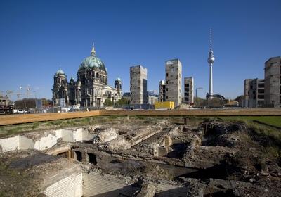 Bildnummer: 52758410  Datum: 24.10.2008  Copyright: imago/Bernhard ClassenFundamente des Berliner Stadtschlosses, Treppent?rme als ?berbleibsel des Palastes der Republik, Fernsehturm und Berliner Dom in Berlin, Landschaft; 2008, Berlin, Deutschland, Palast, ?berrest, Rest, Abriss, Baustelle, , Fundament, Stadtschloss; , quer, Kbdig, Totale,  , Reisen, EuropaBildnummer 52758410 Date 24 10 2008 Copyright Imago Bernhard Classen Foundations the Berlin City Palace Stair towers as Remnant the Palace the Republic TV tower and Berlin Dom in Berlin Landscape 2008 Berlin Germany Palace Remnant Rest Demolition bulding site Foundation City Castle horizontal Kbdig long shot Travel Europe-stock-foto