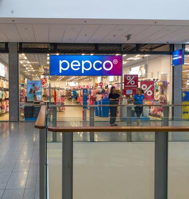 Banska Bystrica, Slowakei - 8. Juli 2025: Eingang zum Pepco-Gesch?ft. Logo der Marke. Europ?ische Discounter-Kette.-stock-foto