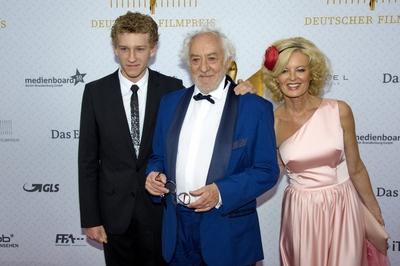 93/ Dieter Hallervorden (Bester Darsteller) mit Sohn Johannes und Frau Elena, Deutscher Filmpreis 2014 im Tempodrom am-stock-foto