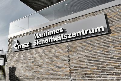 Maritimes Sicherheitszentrum msz - gesehen am 01.05.2022 in Cuxhaven *** Maritime security center msz seen on 01 05 2022-stock-foto