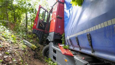 Schwerer LKW Unfall am Freitagvormittag auf der B 95 in der Ortslage Ehrenfriedersdorf. Der Fahrer eines Sattelzuges bev-stock-foto