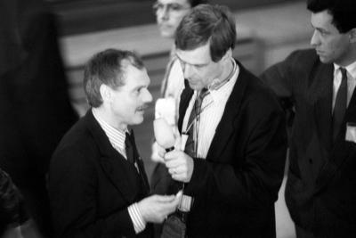 Ibrahim B?hme (li., GDR/Vorsitzender SPD der DDR) und Journalist Claus Kleber (GDR) anl?sslich der DDR Volkskammerwahl-stock-foto