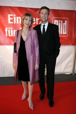 Ein Herz fuer Kinder 2004 - Berlin Marietta Slomka und Claus Kleber bei der Ankunft der Gala, Ein Herz fuer Kinder, im-stock-foto