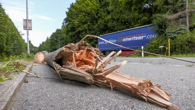 Schwerer LKW Unfall am Freitagvormittag auf der B 95 in der Ortslage Ehrenfriedersdorf. Der Fahrer eines Sattelzuges bev-stock-foto
