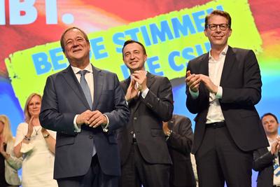 Armin LASCHET (CDU Vorsitzender und Kanzlerkandidat) nach seiner Rede-laesst sich feiern.Re:Paul ZIEMIAK (CDU Generalse-stock-foto
