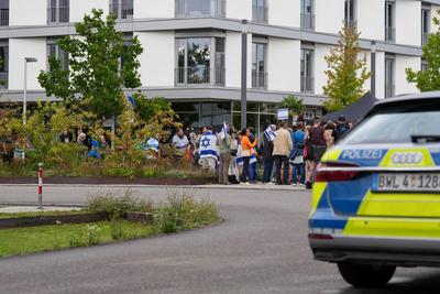 Solidarit?tskundgebung nahe dem Restaurant Jaffa in Freiburg am 25.07.2025, Reaktion auf Attacke mit Eiern auf ein israe-stock-foto