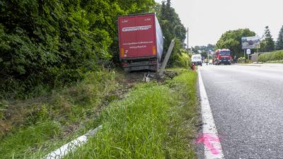 Schwerer LKW Unfall am Freitagvormittag auf der B 95 in der Ortslage Ehrenfriedersdorf. Der Fahrer eines Sattelzuges bev-stock-foto