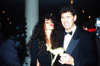 Bambi Verleihung 1985 in M?nchen, Preistr?ger Jack White, deutscher Komponist und Musikproduzent, mit Bambi und Ehefrau-stock-foto