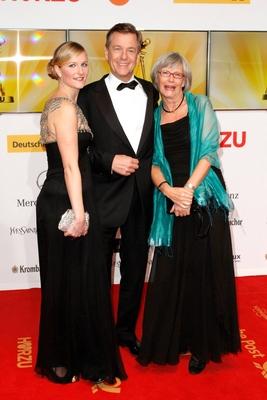 48th Golden Camera Awards - Arrivals Claus Kleber, his wife Renate (R) and daughter Caterine attend the 48th Golden Cam-stock-foto