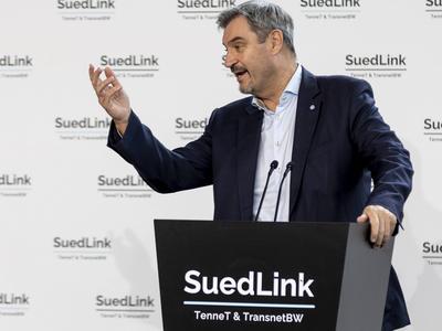 Ministerpr?sident Dr. Markus S?der gemeinsam mit Katherina Reiche, Bundesministerin f?r Wirtschaft und Energie, sowie Dorothee B?r, Bundesministerin f?r Forschung, Technologie und Raumfahrt, am Festakt anl?sslich des Baustarts der SuedLink-Stromleitung-stock-foto