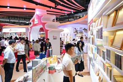 CHONGQING, CHINA - JULY 25: Visitors browse books during the 33rd National Book Expo on July 25, 2025 in Chongqing, Chin-stock-foto