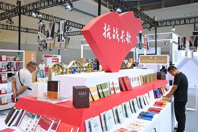 CHONGQING, CHINA - JULY 25: Visitors browse books during the 33rd National Book Expo on July 25, 2025 in Chongqing, Chin-stock-foto