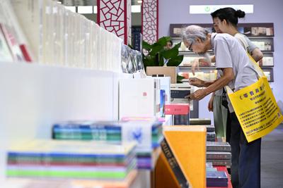 CHONGQING, CHINA - JULY 25: Visitors browse books during the 33rd National Book Expo on July 25, 2025 in Chongqing, Chin-stock-foto